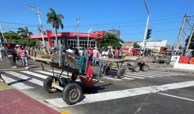 Los carromuleros tienen bloqueado a la altura del bulevar de San Martín, en El Bosque. 
