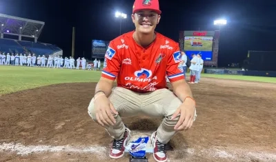 Darío Borrero con su premio.