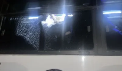 Así quedó el bus de Millonarios  tras el ataque a piedra. 