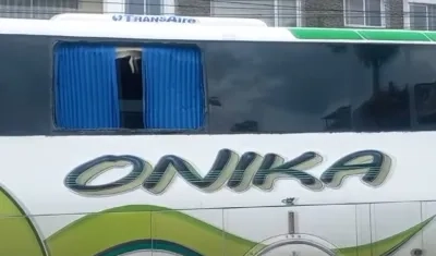 Bus después de ser afectado por la roca.