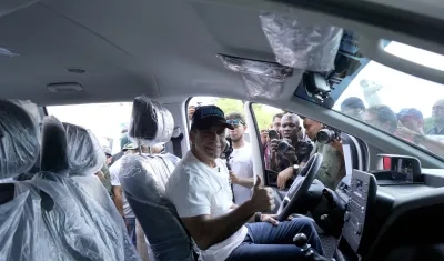 El alcalde Alejandro Char dentro de uno de los CAI móviles. 