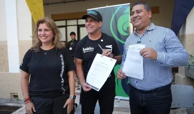Alcalde Alejandro Char (centro) junto a la secretaria de Educación y el rector de la IUB.