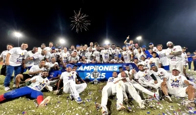 Plantilla de Caimanes celebrando el título.