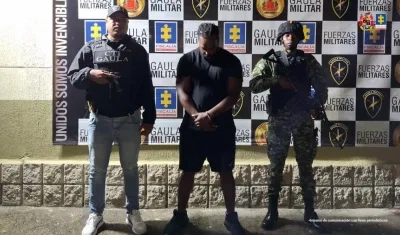 El capturado junto a las autoridades.