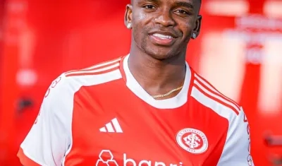 Johan Carbonero con la camiseta del Inter de Brasil.