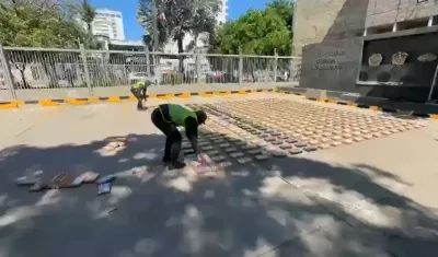 Autoridades con la cocaína incautada.