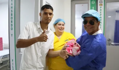 Alcalde Alejandro Char durante el nacimiento de la pequeña Yeilanys.