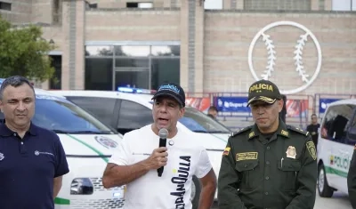 El alcalde Alejandro Char y el BG. Herbert Benavidez, comandante de la Regional 8.