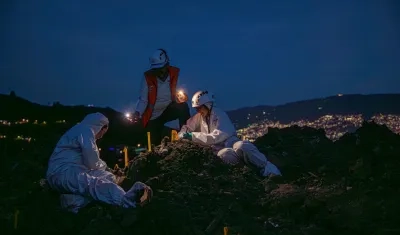 Unidades de búsqueda de restos en la zona de la 'Escombrera', en la comuna 13, en Medellín. 