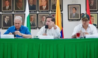 El Ministro del Interior, Juan Fernando Cristo (centro).