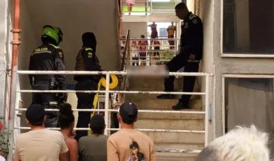 La Policía acordonando el área donde ocurrió el doble crimen. 