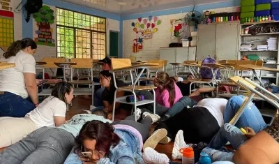 Docentes en el suelo en el Catatumbo por combates entre ELN y Disidencias