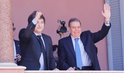 Javier Milei y Edmundo González en el balcón de la Casa Rosada.