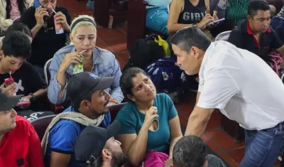 El alcalde de Cúcuta, Jorge Acevedo, habla con desplazados del Catatumbo