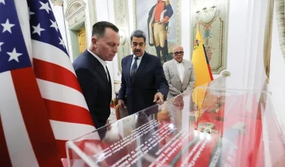 Nicolás Maduro junto al enviado especial del presidente de Estados Unidos Donald Trump, Richard Grenell.