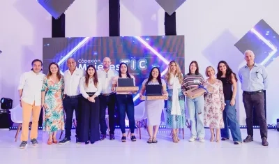 Ceremonia de entrega de becas a las beneficiarias. 