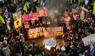 Familias de rehenes retenidos por Hamas en Gaza protestan pidiendo un alto el fuego.