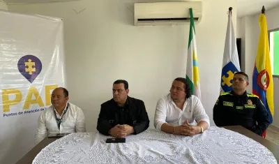 El alcalde de Candelaria, Hayder Orozco, con funcionarios de la Fiscalía y la Policía. 