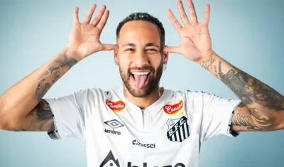 Neymar posando con la camiseta del Santos.