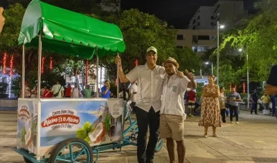 Gobernador de La Guajira, Jairo Aguilar, durante la entrega de insumos a vendedores. 