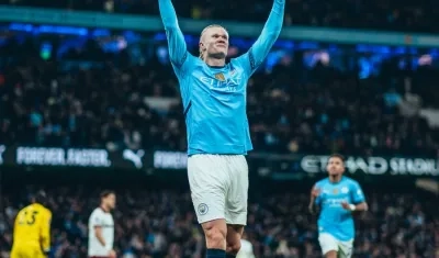 Erling Haaland celebrando uno de sus goles en el encuentro.