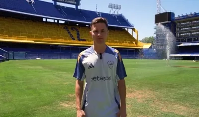 Ander Herrera en La Bombonera y con la indumentaria de Boca puesta.