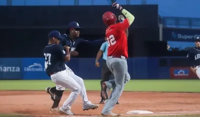 Marcos Gonzalez, corredor de TIgres, es puesto out en primera base 