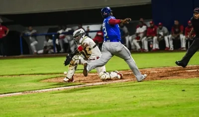 Dilson Herrera anota una carrera para Caimanes. 