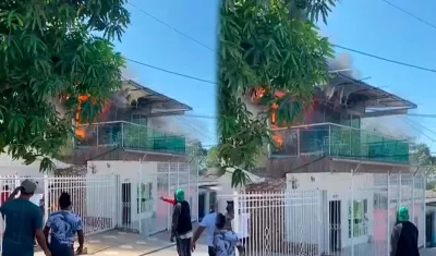 Momento del incendio en el barrio Ceiba. 