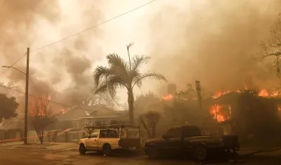 Varias viviendas arden por los incendios en la ciudad de Los Ángeles. 