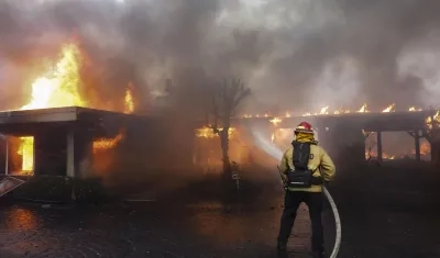 El incendio ha destruido viviendas a sus paso. 