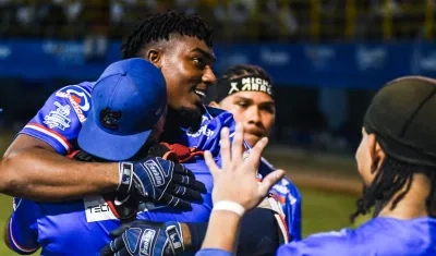 Jesús Marriaga es felicitado por sus compañeros tras conectar un jonrón de dos carreras y luego anotar la triunfo. 