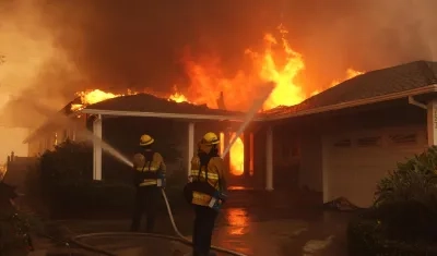 Bomberos combaten incendio de una vivienda.