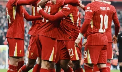 Jugadores del Liverpool celebrando el cuarto gol.