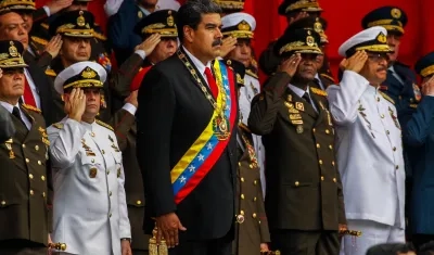Integrantes de la Fuerza Armada en acto de posesión presidencial junto a Nicolás Maduro.