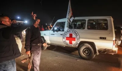 Igualmente Hamás liberó a tres israelíes y las entregó a la Cruz Roja. 