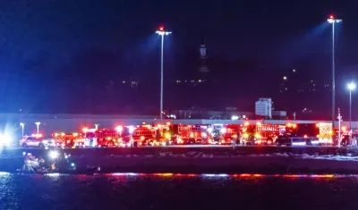 Bomberos y autoridades en lugar donde cayó el avión. 