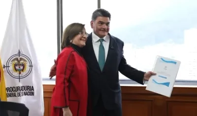 La Procuradora saliente Margarita Cabello y su reemplazo, Gregorio Eljach.