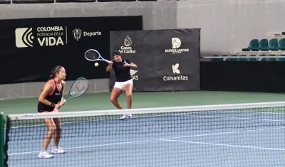 Mediorreal e Higuita en el juego de dobles.