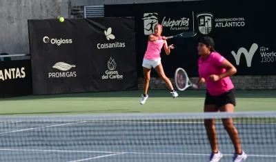 Valentina Mediorreal y Mariana Higuita durante el juego de este lunes.