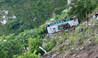 Bus después de caer en un abismo.
