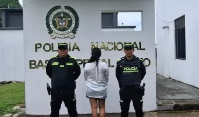 Las autoridades junto a Nidia Marizabel Becerra Marín.