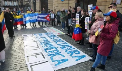 Opositores venezolanos protestan contra la toma de posesión Nicolás Maduro. 