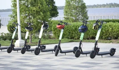 Patinetas en el Gran Malecón del Río.