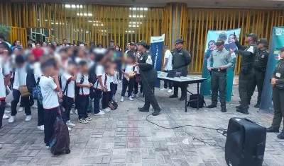 La Policía dando la bienvenida a los estudiantes en un colegio de Barranquilla. 