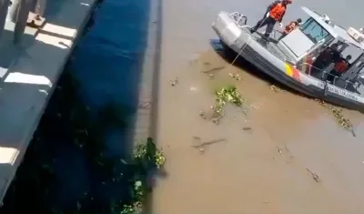 Momento en que el cuerpo fue hallado en el río Magdalena.