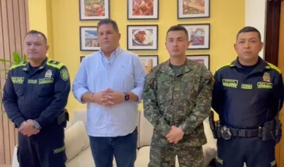 El alcalde Edinson Palma con las autoridades de Policía y Ejército. 