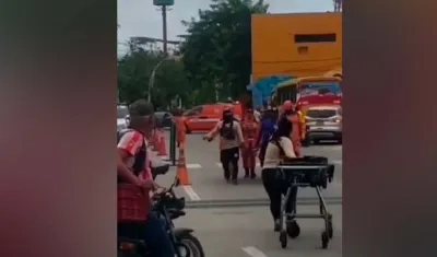 Momento en que el bañista es trasladado al Hospital de Puerto Colombia. 