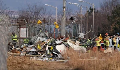 Restos del avión de Jeju Air en el Aeropuerto Internacional de Muan, Corea del Sur. 
