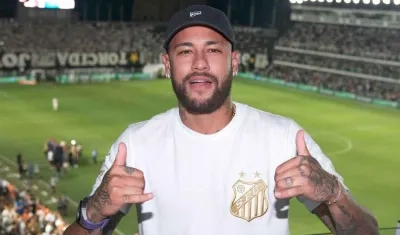 Neymar en una visita al estadio del Santos en 2024.